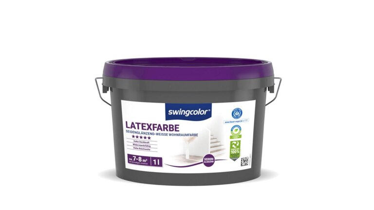 1 Liter-Eimer mit der Aufschrift "Swingcolor Latexfarbe" in einem violetten Eimer und enthält Angaben wie "Silky Glanz", "Weiß Wohnraumfarbe", hohe Deckkraft, Abriebfestigkeit, und die Reichweite pro Anstrich (ca. 7-8 m² pro Liter).